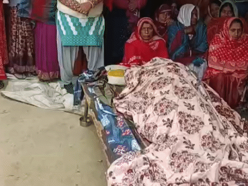 प्रयागराज में पति ने साड़ी से पत्नी का गला घोंटा:हत्या के बाद शव को पंखे से लटकाया, डेढ़ साल की बच्ची बनी गवाह