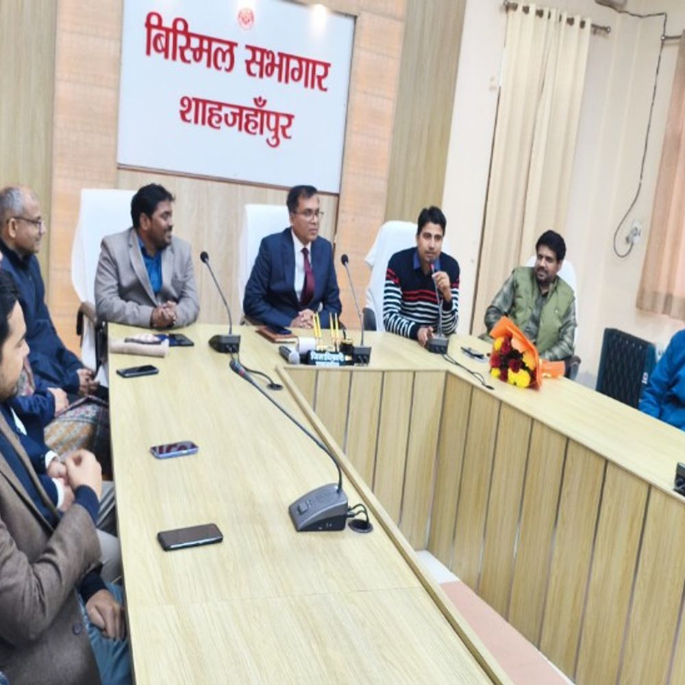 शाहजहांपुर DM ने कर्मचारियों को खुश रहने के दिए टिप्स:कहा- जीवन महत्वपूर्ण, सरकारी नौकरी के साथ परिवार को भी समय दें