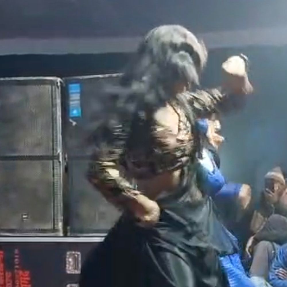 सरकारी स्कूल में 'राजा जी के दिलवा टूट जाई':किराए से बुलाई डांसरों पर लोगों ने उड़ाए पैसे, प्रिंसिपल बोले- पंचायत ने मांगी थी अनुमति