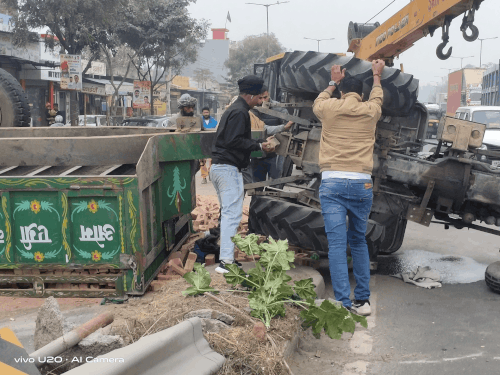 पानीपत में कार बचाने के चक्कर में पलटा ट्रैक्टर:  जीटी रोड पर बिखरी ईंटें; ड्राइवर ने कूदकर बचाई जान; यातायात बाधित – Matlouda News