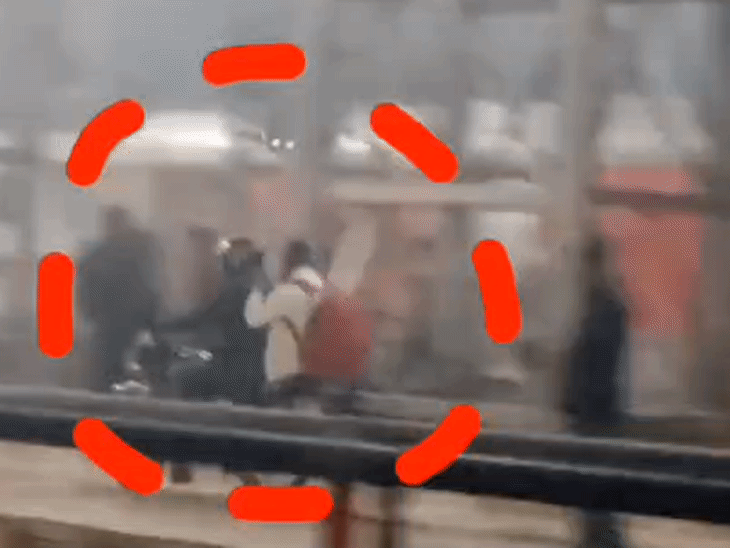 गोरखपुर रेलवे प्लेटफॉर्म पर युवक ने दौड़ाई, देखें VIDEO:RPF सीसीटीवी खंगालने में जुट गई, रेलवे अधिकारी बोले- पहचान होने कर होगी कार्रवाई