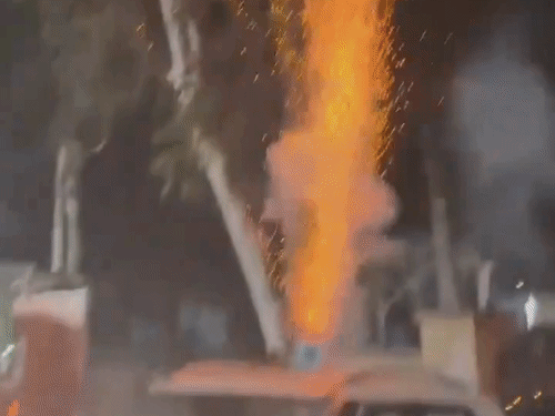 बदायूं में चलती कार की छत पर आतिशबाजी:सड़क पर दौड़ाने का वीडियो आया सामने, पुलिस जांच शुरू