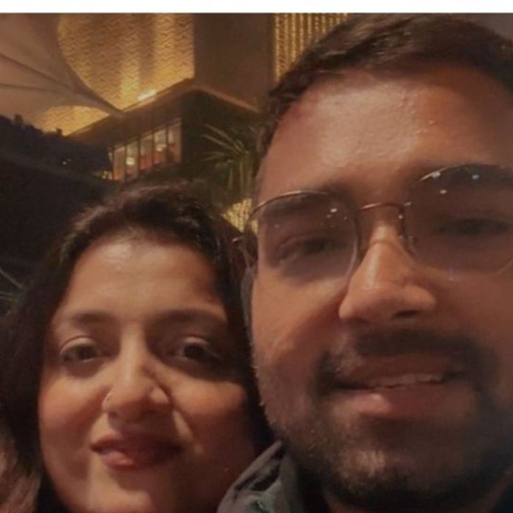 करोड़पति हैं क्रॉक्स पहनकर शपथ लेने वाले बिहार के मंत्री:पत्नी के पास आधा किलो सोना; देखिए न्यू ईयर पर दीपक प्रकाश-साक्षी मिश्रा की रोमांटिक तस्वीरें