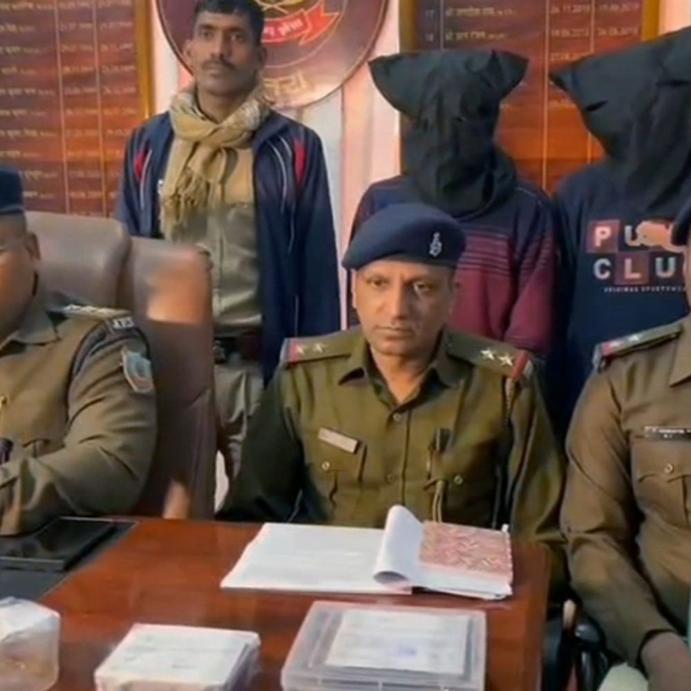 स्वर्ण व्यवसायी से लूट मामले में दो आरोपी गिरफ्तार:  पुलिस ने बिहार से दबोचा, 22 दिन बाद खुलासा; हंटरगंज थाना क्षेत्र में हुई थी वारदात – Chatra News
