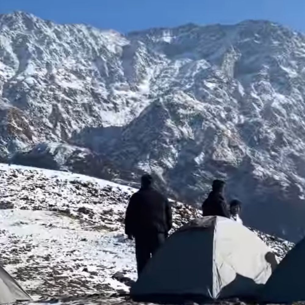 दिल्ली के 4 टूरिस्ट त्रियुंड में रास्ता भटके:भागसूनाग के पास घने जंगल में फंसे, पुलिस ने 4 घंटे चले रेस्क्यू चलाया, सुरक्षित निकाले गए