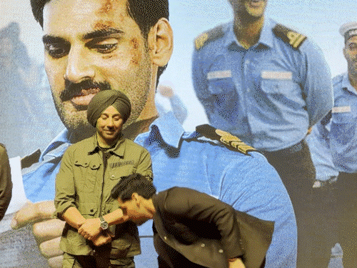 बॉर्डर 2 के गीत घर कब आओगे का लॉन्च कार्यक्रम:अहान ने सनी देओल के पैर छुए, सोनू निगम ने जवानों के साथ गाना गाया