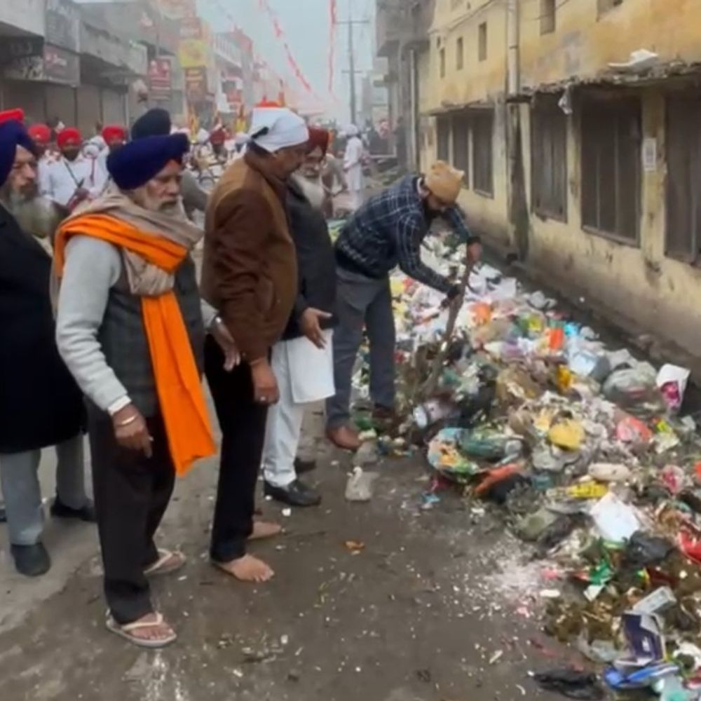बटाला में प्रकाश पर्व पर निकाला नगर कीर्तन:  सड़क पर लगे गंदगी के ढेर, संगत ने खुद हटाए, विधायक की आलोचना – Batala News