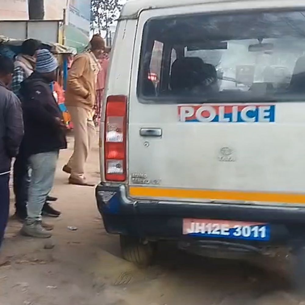 JCB मालिक पर ड्राइवर की पत्नी से दुष्कर्म का आरोप:  चाकू का भय दिखाकर रेप किया, बच्चे को मारने की धमकी दी; आरोपी फरार – koderma News