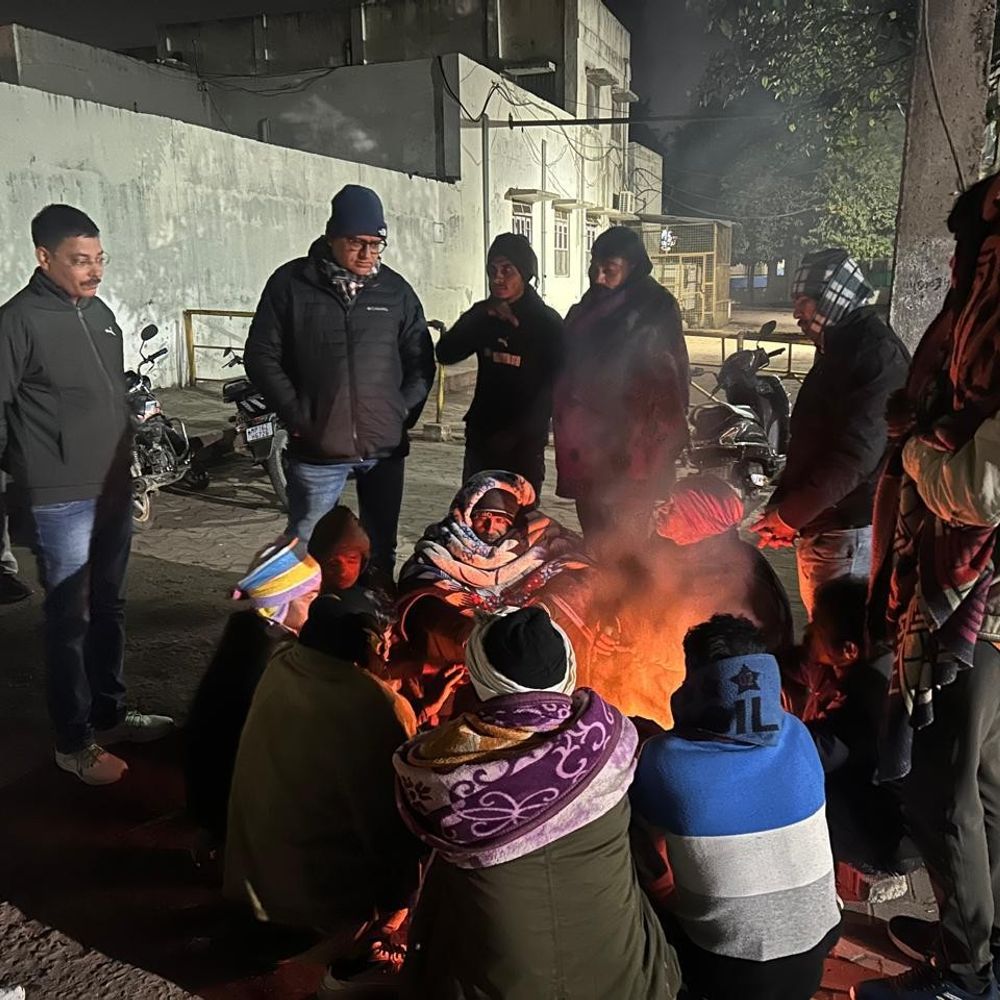 टीकमगढ़ में कड़ाके की ठंड, तापमान में गिरावट:दिन का पारा 17, रात का 6 डिग्री; कलेक्टर ने रैन बसेरा का किया निरीक्षण