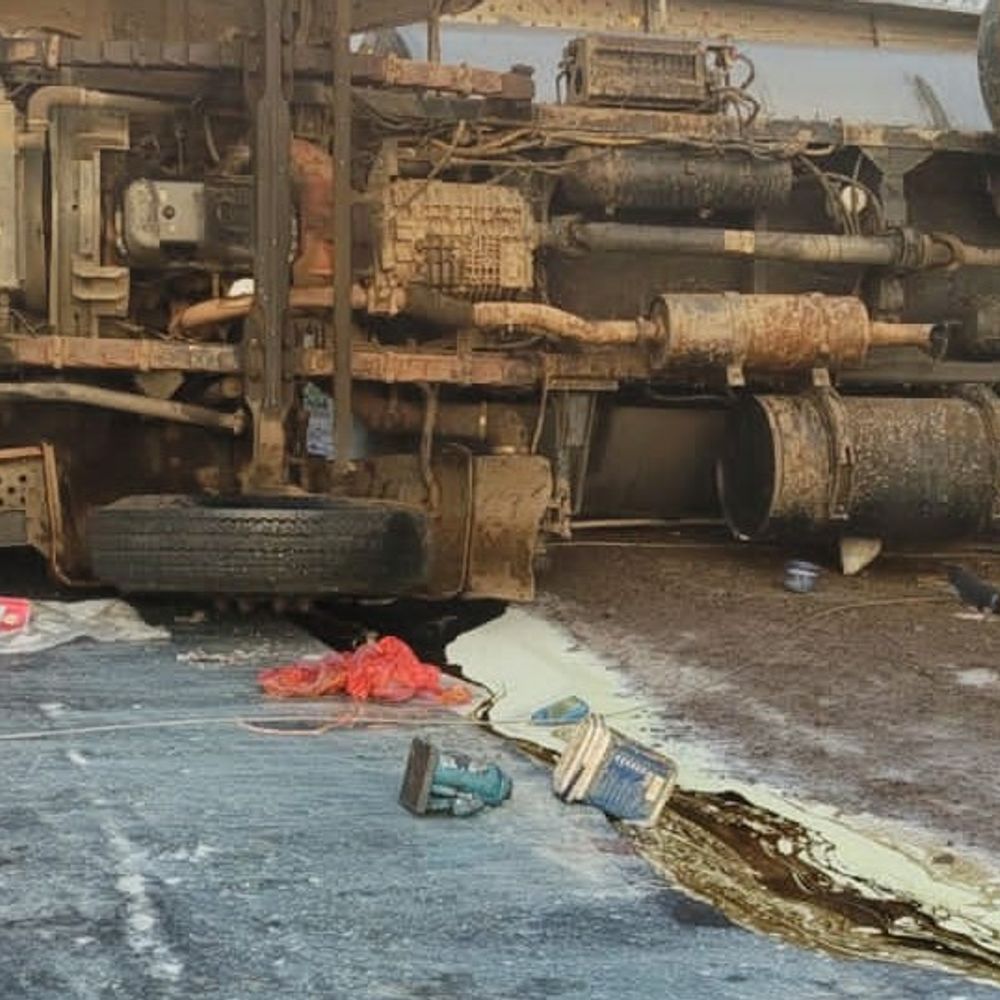 बड़वानी में सांची दूध टैंकर पलटा, हेल्पर की मौत:ड्राइवर घायल, घने कोहरे के कारण हादसा; राजपुर से सेंधवा जा रहा था टैंकर