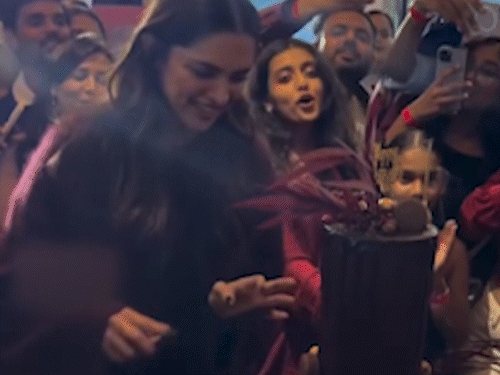 एटली की फिल्म AA22xA6 से दीपिका का लुक रिवील:एक्ट्रेस के बर्थडे पर मेकर्स ने दिया तोहफा; फैंस के साथ केक काटती भी नजर आईं