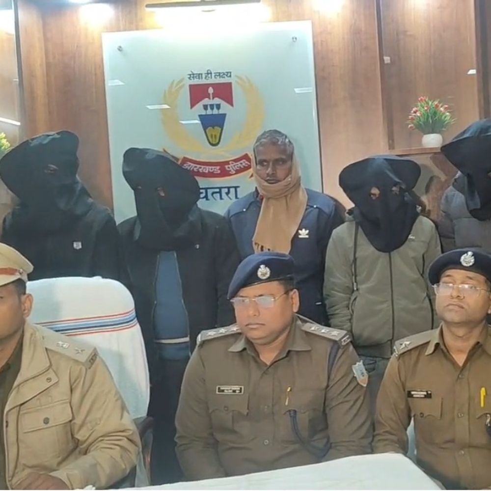 चतरा में ब्राउन शुगर की बड़ी डील नाकाम:  जंगल से 15 लाख की खेप के साथ पांच तस्कर गिरफ्तार, लग्जरी कार से हो रही थी नशे की डील – koderma News