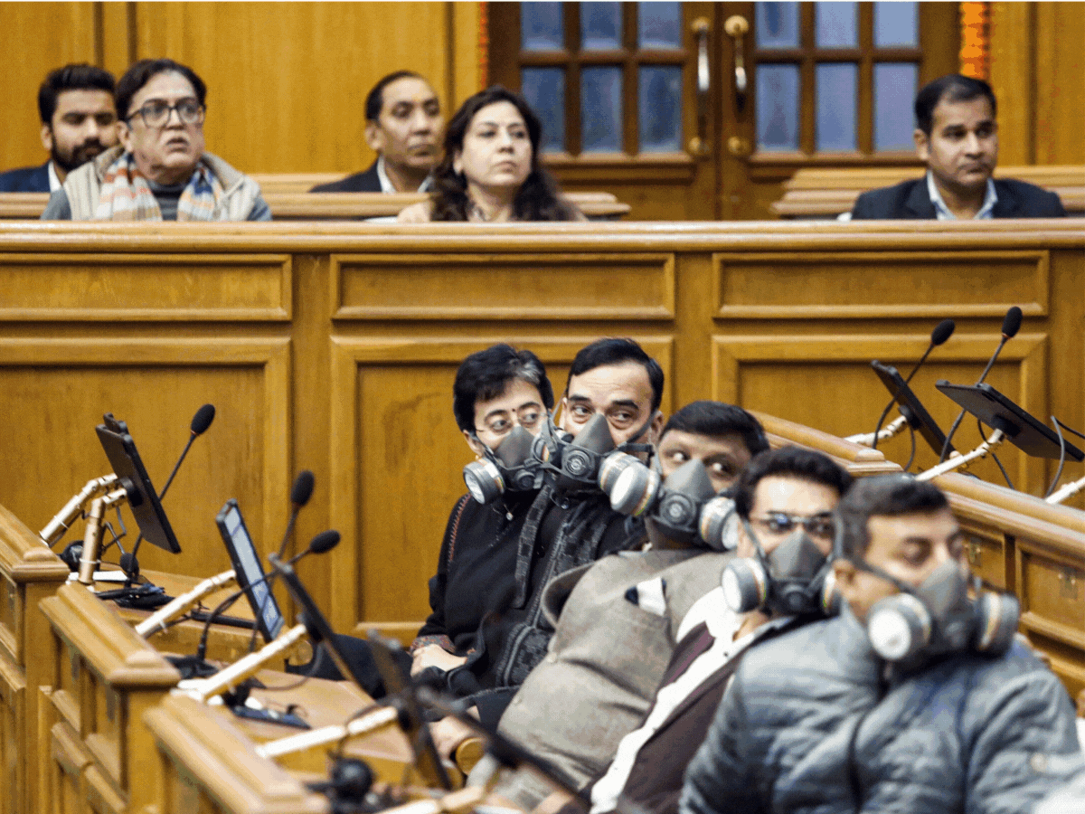 दिल्ली विधानसभा-AAP के 4 विधायक 3 दिन के लिए सस्पेंड:शीतकालीन सत्र के पहले दिन LG के भाषण में हंगामा; AAP का प्रदूषण को लेकर प्रदर्शन