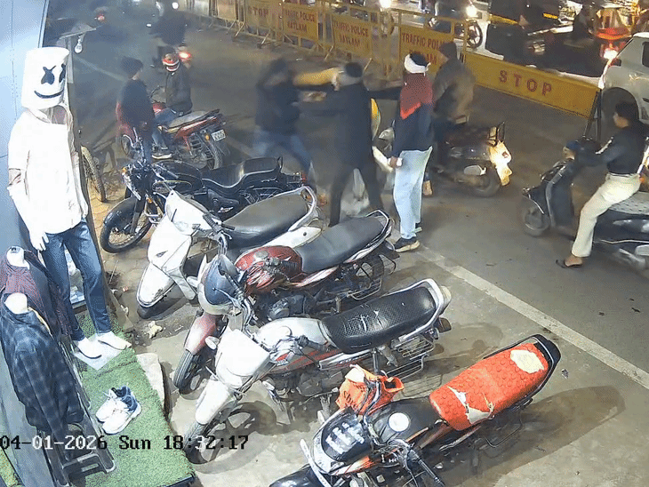 बाइक से कट मार साइकिल को गिराया:जूता व्यापारी से विवाद कर पिटा; सीसीटीवी में साथियों के साथ भागते हुए दिखाई दिया