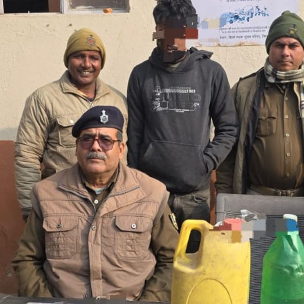 हथियार-शराब के साथ युवक को किया गिरफ्तार:घेराबंदी कर बाइक सवार को पुलिस ने रोका, गिरोह के अन्य सदस्यों की गिरफ्तारी के लिए छापेमारी