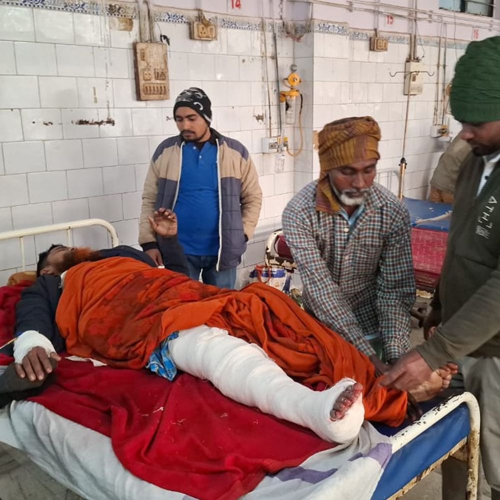 ईंट लदे ट्रक ने ऑटो में मारी टक्कर:बांका से गोड्डा जाते समय एक्सीडेंट; 4 जख्मी भागलपुर में भर्ती