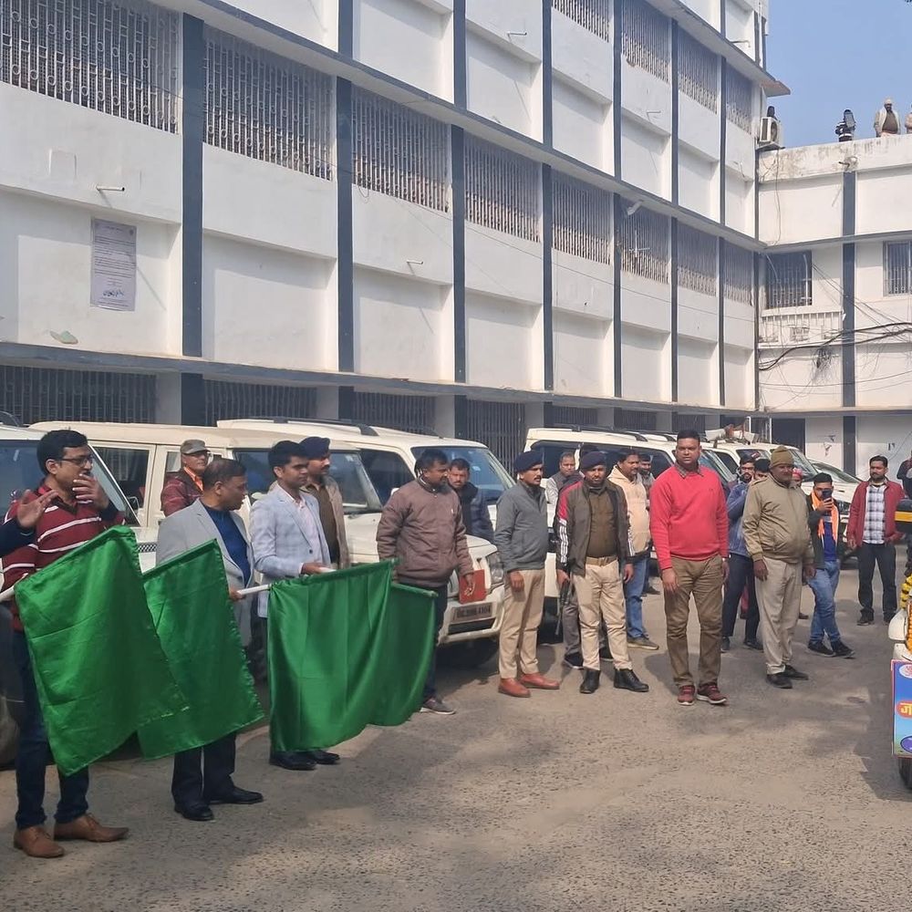 सीवान में सड़क सुरक्षा जागरूकता रथ को हरी झंडी:डीएम ने युवाओं को यातायात नियमों के पालन का संदेश दिया