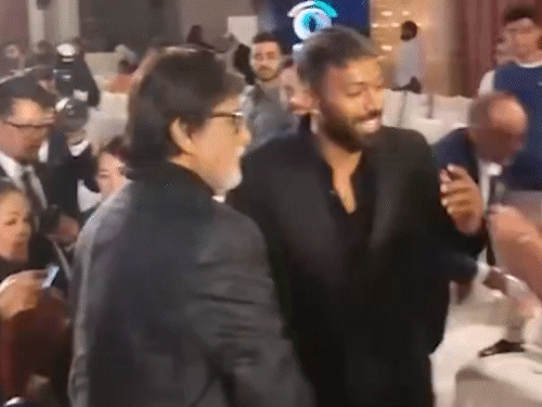 अमिताभ बच्चन से मिलीं हार्दिक की गर्लफ्रेंड महीका शर्मा:क्रिकेटर ने रिलायंस के इवेंट में बिग बी से कराया इंट्रोड्यूस, फैंस बोले- स्पेशल मोमेंट