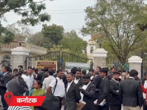 गुजरात-कर्नाटक में 7 कोर्ट को बम से उड़ाने की धमकी:यूपी में ट्रेन में बम की खबर, इंस्पेक्टर ने डंडे से खींचा संदिग्ध बैग; केरल में 12 देसी बम बरामद