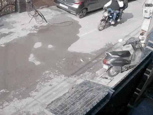 जालंधर के फ्रैंड्स कॉलोनी में ठगी CCTV:  नगर निगम कर्मी बनकर ठगों ने बुजुर्ग दंपति से 11 हजार रुपये की ठगी की – Jalandhar News