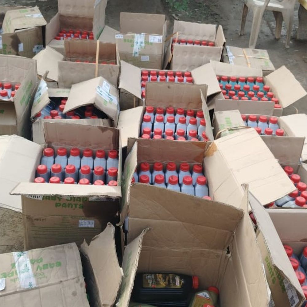 पलामू में नकली मोबिल जब्त:  अवैध बिक्री के आरोप में ऑटोमोबाइल गैरेज का मालिक गिरफ्तार, 472 लीटर मोबिल बरामद – Palamu News