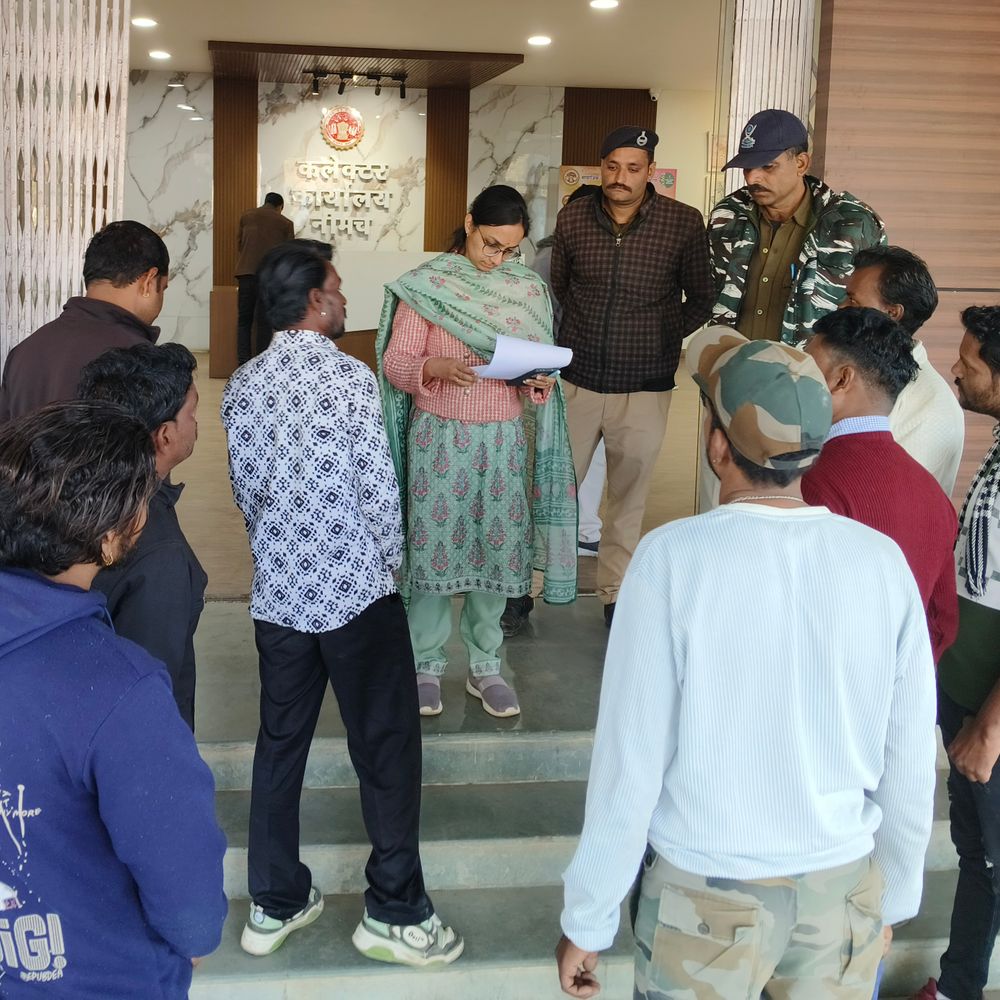 जमादार पर निजी काम कराने, अवैध वसूली का आरोप:नीमच कलेक्ट्रेट कार्यालय पहुंचे सफाई कर्मचारी, पद से हटाने की रखी मांग