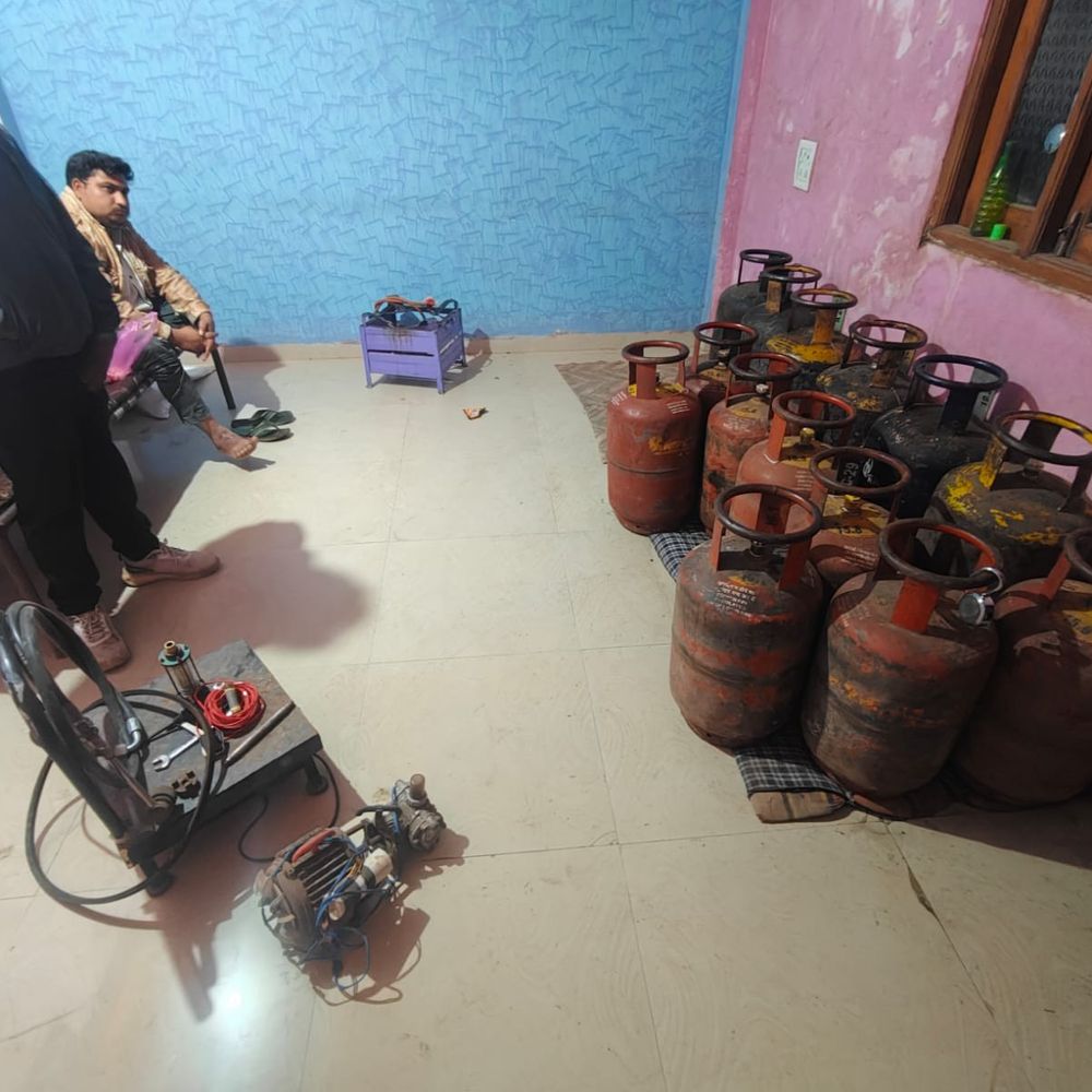 धार में अवैध गैस रिफिलिंग का भंडाफोड़:खाद्य विभाग और पुलिस ने चाणक्यपुरी में की कार्रवाई