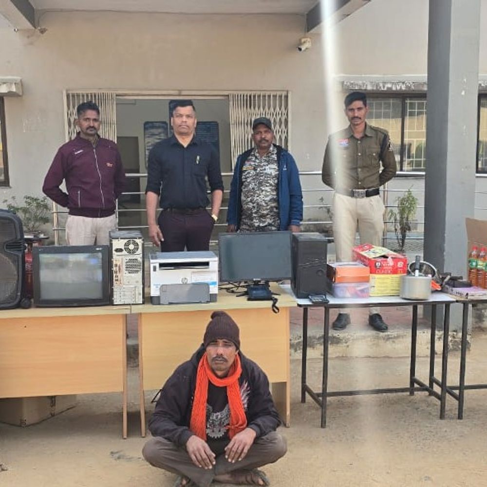 बलरामपुर पुलिस ने आदतन चोर को किया गिरफ्तार:  तीन स्कूलों से चुराए 96 हजार का सामान, न्यायिक रिमांड पर भेजा जेल – Balrampur (Ramanujganj) News