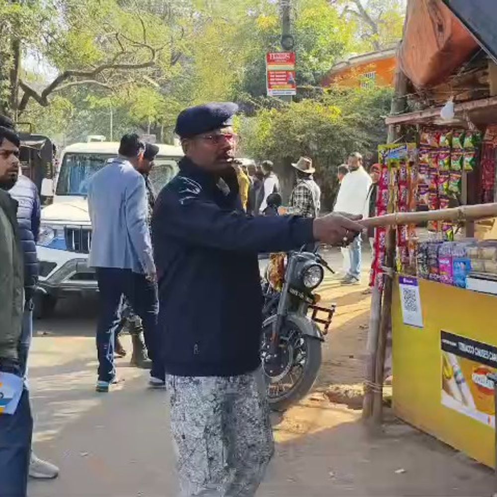 गिरिडीह में झंडा मैदान रोड पर प्रशासन का सख्त अभियान:  अतिक्रमणकारियों पर कार्रवाई, अवैध पार्किंग करने वालों से जुर्माना वसूला – Giridih News