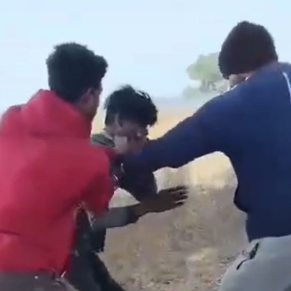 रीवा में दलित युवक से बर्बरता, 7 मिनट तक पीटा:उलटा लटकाकर पीटा, जमीन पर पटककर मुंह पर लात मारी, पैर में पांव रख किया टॉर्चर