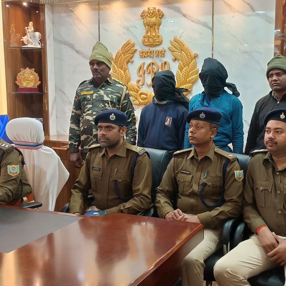पाकुड़ न्यायालय से फरार हत्या के दो दोषी गिरफ्तार:  दोषी करार दिए जाने के तुरंत बाद कोर्ट परिसर से दोनों हुए थे फरार, हाजत प्रभारी निलंबित – Pakur News