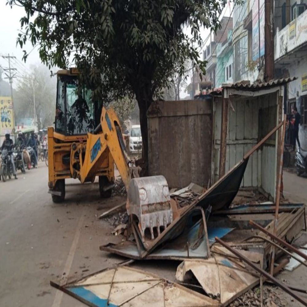 रेलवे की जमीन से अतिक्रमण हटा:11 दुकानें ध्वस्त, लोगों ने लगाया पक्षपात का आरोप, भारी पुलिस बल तैनात