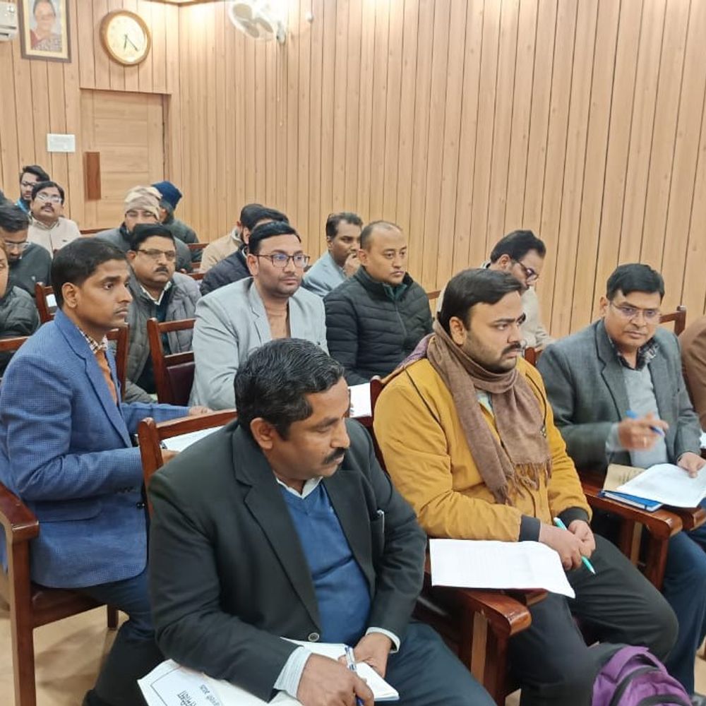 अंबेडकरनगर DM ने सीएम युवा योजना पर असंतोष जताया:लंबित आवेदनों के त्वरित निस्तारण, निरस्त मामलों की दोबारा जांच के निर्देश