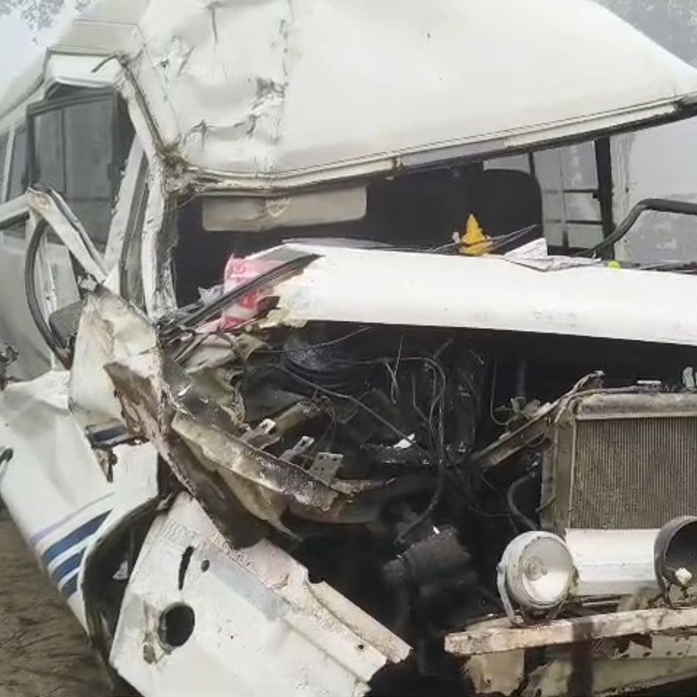 कैमूर में बस ट्रक से टकराई:ड्राइवर समेत 4 घायल, बस का अगला हिस्सा क्षतिग्रस्त, ड्राइवर की हालत गंभीर