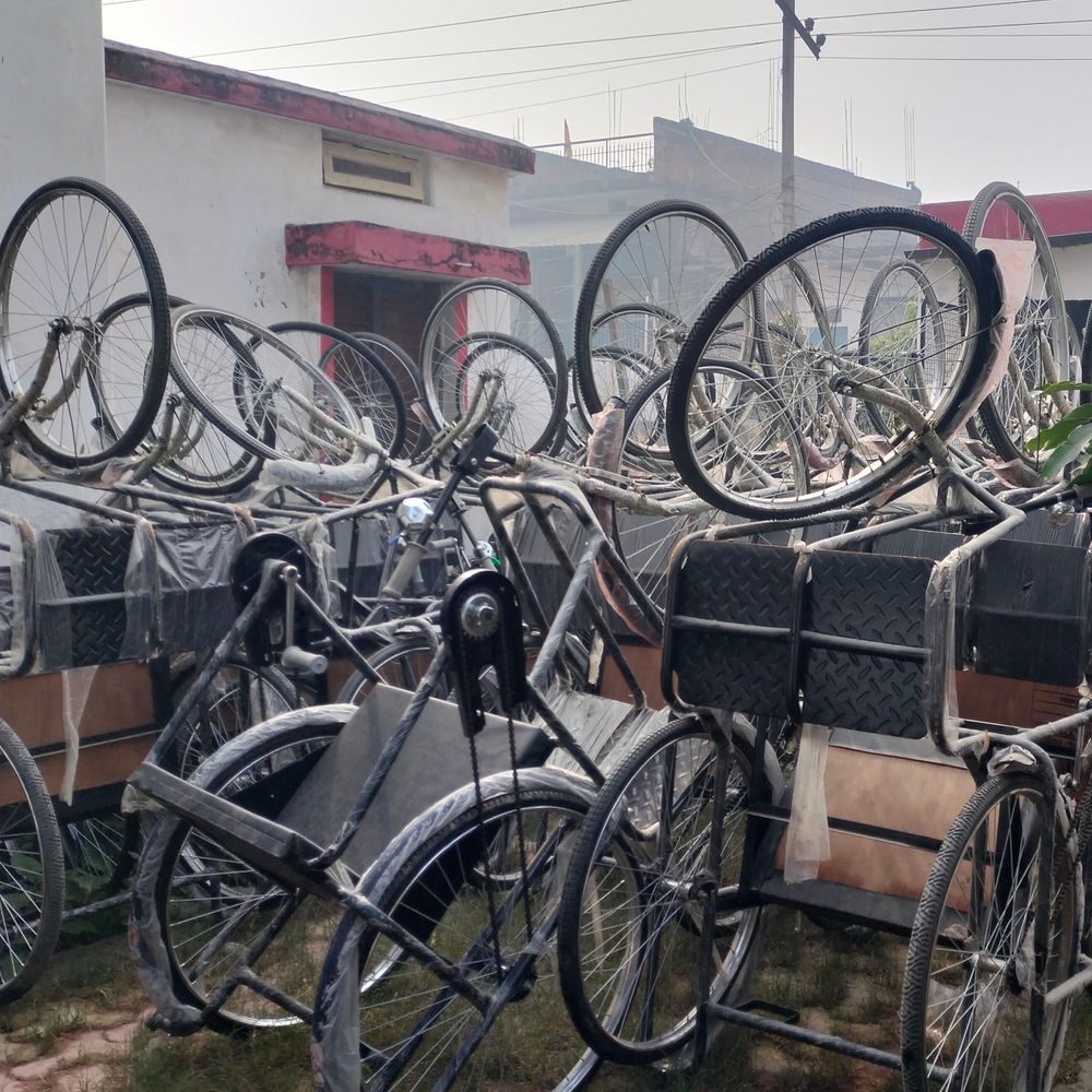 सकलडीहा में 50 ट्राईसाइकिलें डेढ़ महीने से धूल फांक रहीं:दिव्यांगों को वितरण के लिए विधायक का इंतजार, अधिकारी ने समय मांगा