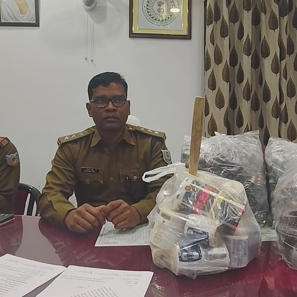 चाईबासा में नकली शराब फैक्ट्री का भंडाफोड़:  भारी मात्रा में नकली शराब, उपकरण और फर्जी लोगो बरामद – Chaibasa (West Singhbhum) News