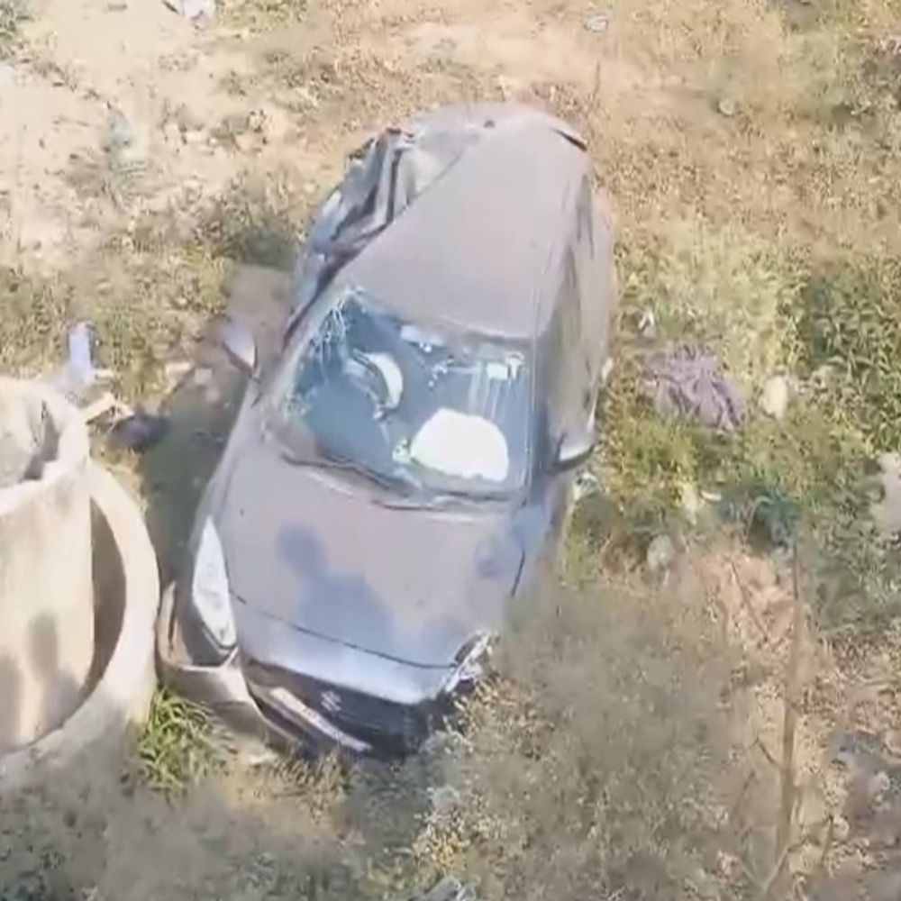 बिलासपुर अरपा नदी में गिरी कार, अपोलो के डॉक्टर घायल:स्टेयरिंग से टकरा कर फटा सिर, ट्रैफिक से बचने रास्ता बदला; निर्माणाधीन सड़क पर हादसा