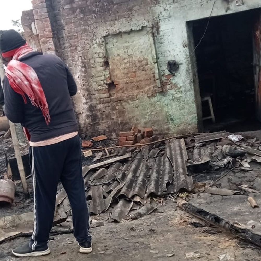 मधुबनी के बाजार में देर रात भीषण आग:दो दुकानें जलकर राख, ऑटो रिक्शा सहित लाखों का नुकसान, क्षतिपूर्ति की मांग