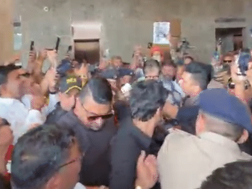 सूरत में आज से सेलिब्रिटी क्रिकेट लीग शुरू:अमिताभ बच्चन की झलक पाने टूट पड़ी भीड़, अपार्टमेंट का कांच का गेट तोड़ा