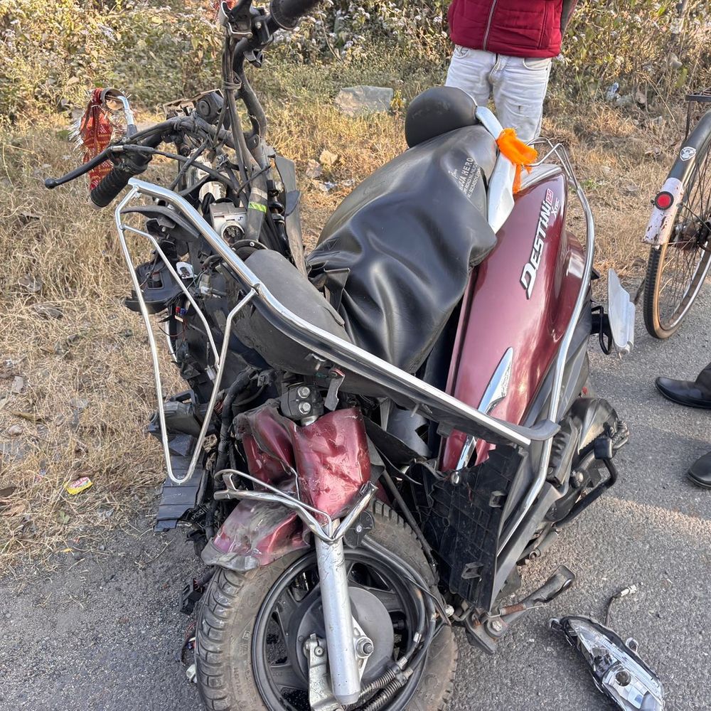 सिंदरी में स्कूल वैन-स्कूटी में टक्कर, एक की मौत:  कई बच्चे और वैन चालक घायल, स्कूटी सवार महिला गंभीर रूप से जख्मी – Dhanbad News