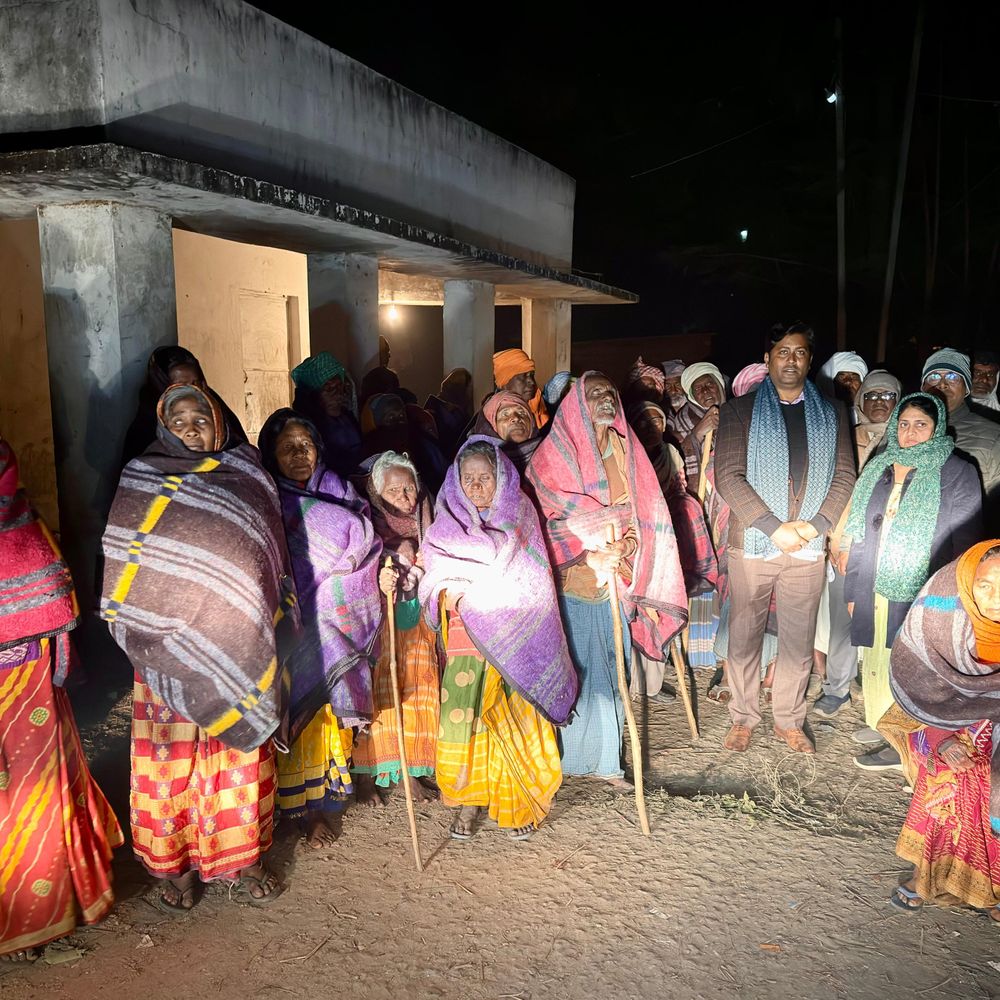 नवादा में 10 डिग्री की ठंड:एसडीओ अमित अनुराग रात में सड़कों पर उतरे, गरीबों को कंबल बांटे, शीतलहर से दी राहत