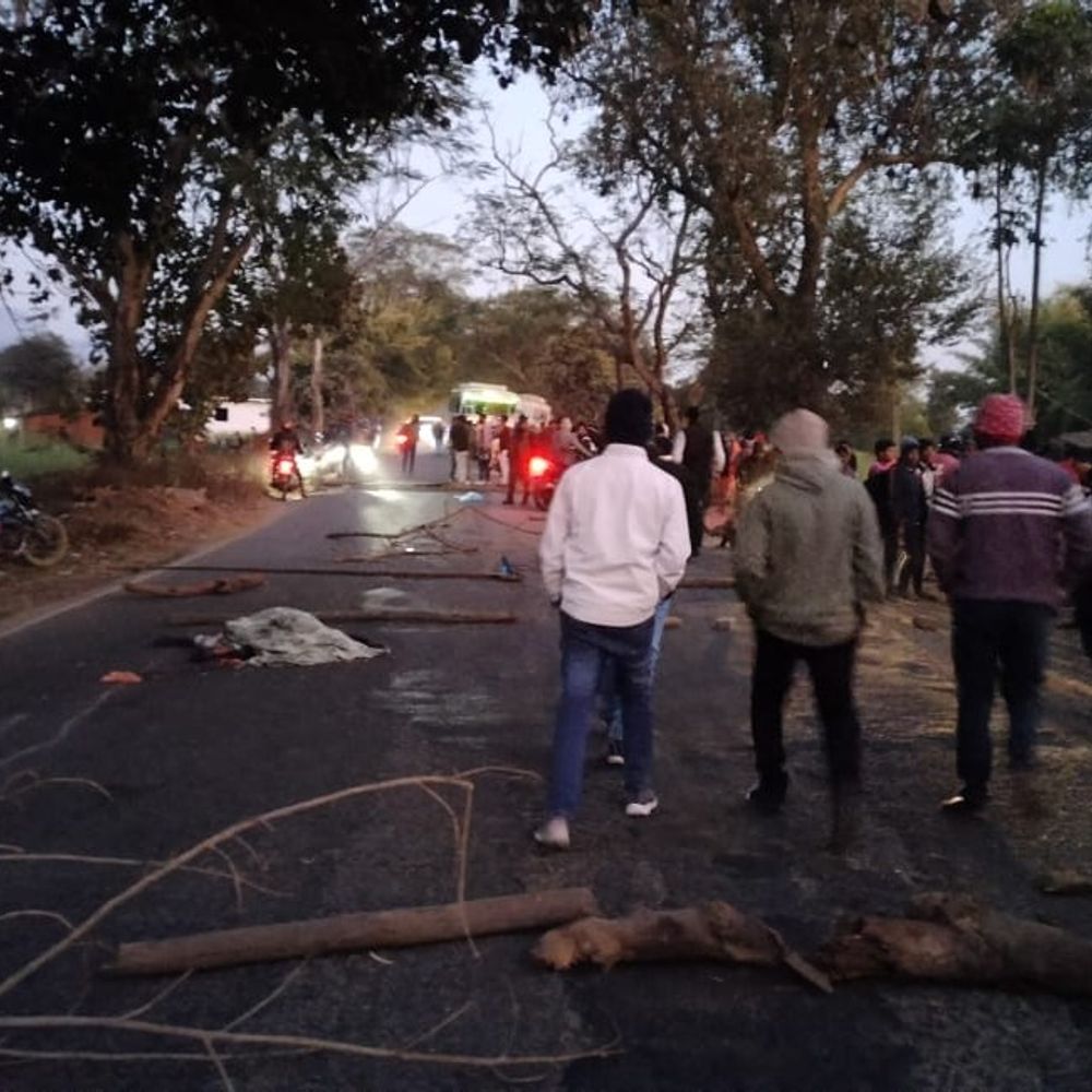 एनएच-39 पर सड़क हादसे में युवती की मौत:  एक बाइक पर सवार थे चार लोग; हादसे में तीन गंभीर रूप से घायल, एक रांची रिम्स रेफर – latehar News