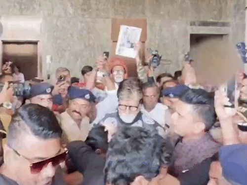 अमिताभ बच्चन को सूरत में भीड़ ने घेरा:एक झलक के लिए बेकाबू हुए फैंस, सेलिब्रिटी क्रिकेट का उद्घाटन करने पहुंचे हैं एक्टर