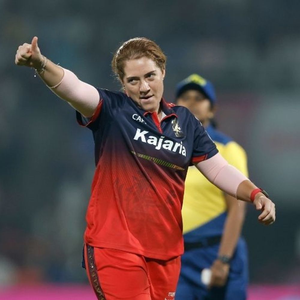 बेंगलुरु ने WPL का पहला मैच जीता:मुंबई को 3 विकेट से हराया; डी क्लर्क ने आखिरी 4 बॉल पर लगातार 2 चौके 2 छक्के लगाए