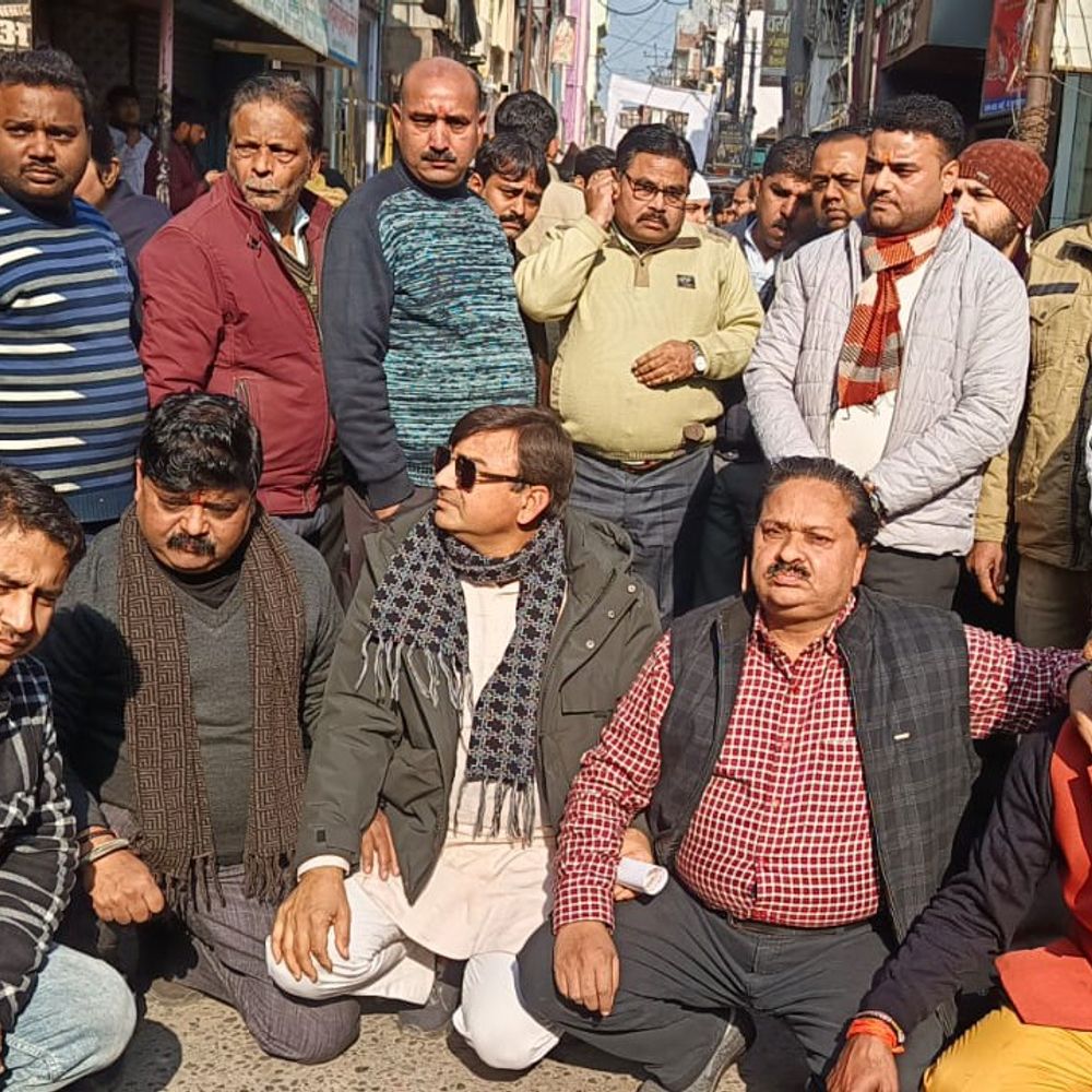 बदायूं में अतिक्रमण अभियान के खिलाफ व्यापारियों का प्रदर्शन:शास्त्री चौक पर धरना, पालिका अधिकारी ने दिया आश्वासन