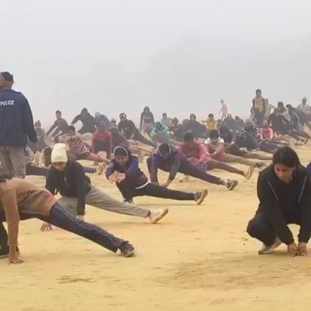 भागलपुर में सर्दी का सितम जारी, न्यूनतम तापमान 4.2°C:कड़ाके की ठंड में बिहार पुलिस भर्ती की तैयारी में जुटे युवा, महिलाएं भी शामिल