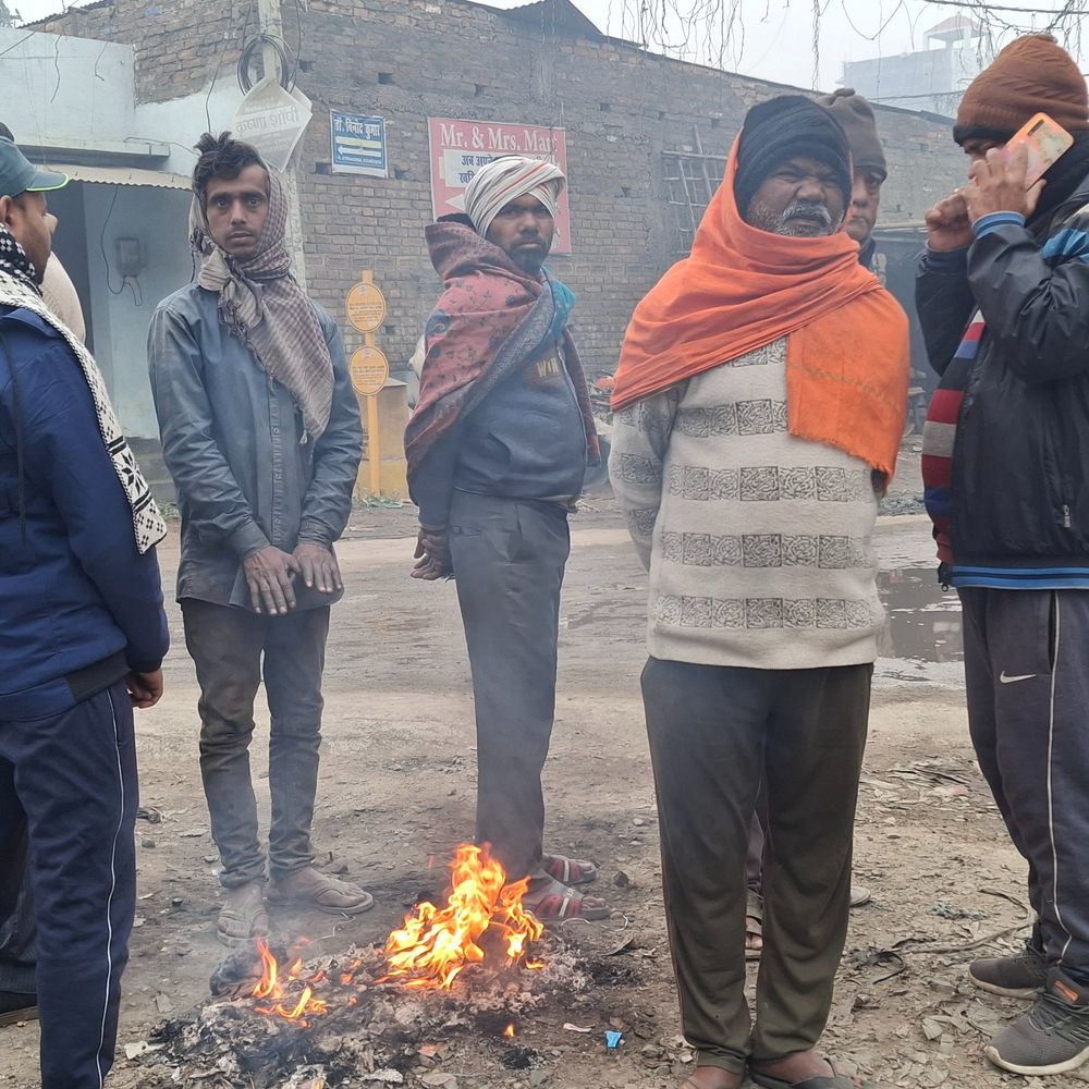 मुजफ्फरपुर में न्यूनतम तापमान 8 डिग्री पहुंचा:विजिबिलिटी 100 मीटर के करीब, सर्द पछिया हवा से बढ़ी ठिठुरन