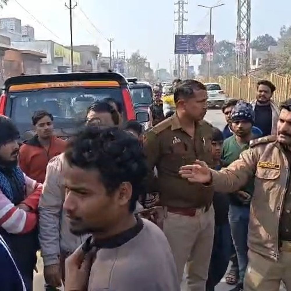 मथुरा में ई-रिक्शा चालकों की हड़ताल:रजिस्ट्रेशन के विरोध में गोवर्धन रोड पर प्रदर्शन, यात्री परेशान