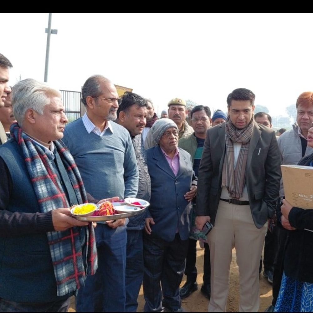 हाथरस में जिलाधिकारी ने गौशाला का निरीक्षण किया:साफ-सफाई की व्यवस्था नहीं थी संतोषजनक, जताई नाराजगी