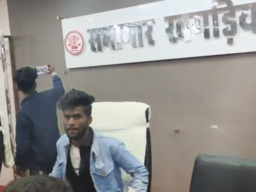 खगड़िया में बच्ची की हत्या पर बवाल, 8 पुलिसकर्मी सस्पेंड:प्रदर्शकारियों ने कलेक्ट्रेट में घुसकर की तोड़फोड़, 14 पकड़े गए; शव क्षत-विक्षत मिला था